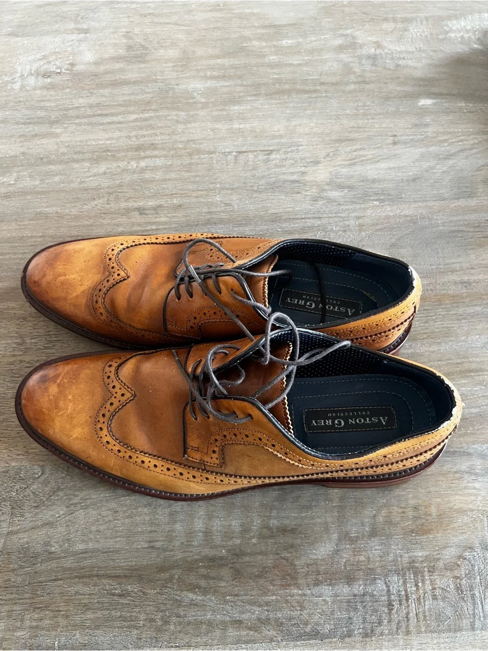 Classic Men's Tan Leather Brogue Derby Shoes